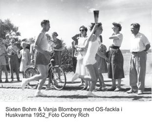 11-Sixten Bohm & Vanja Blomberg med OS-fackla i Huskvarna 1952_Foto Co